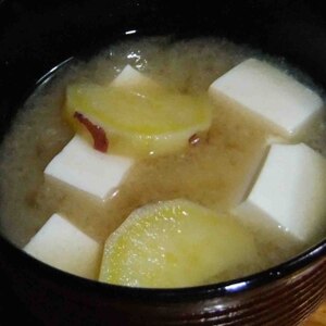 今日のお汁！　「豆腐、さつま芋、三つ葉のお味噌汁」